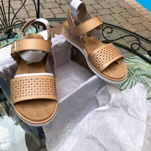 Skechers Womens Desert Kiss Perforated Sunny Flair Sandals- NEW IN BOX! sz 6.5